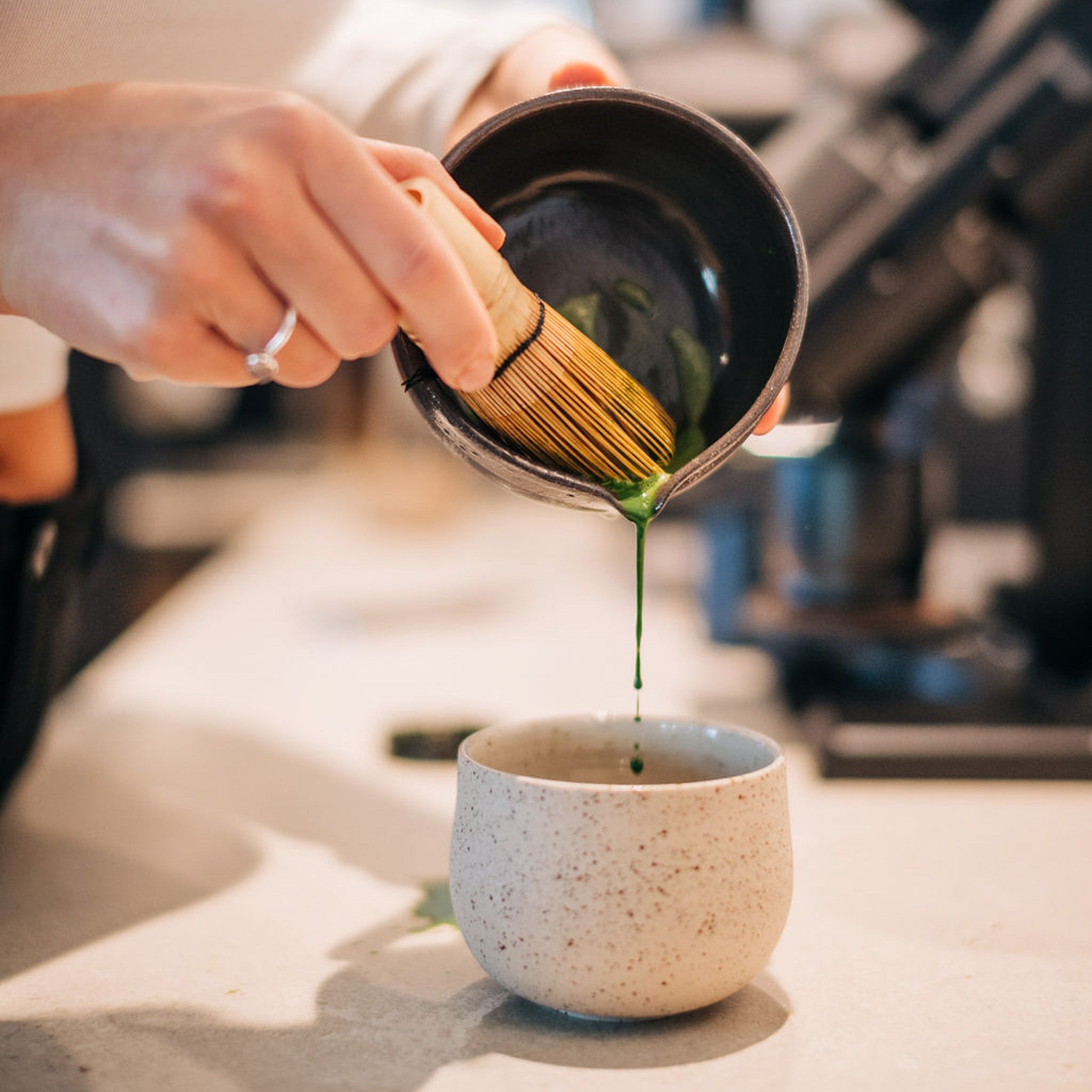 OCHA mit Spots | handgemachte Teetasse (Matcha) - Mura Mura Ceramics