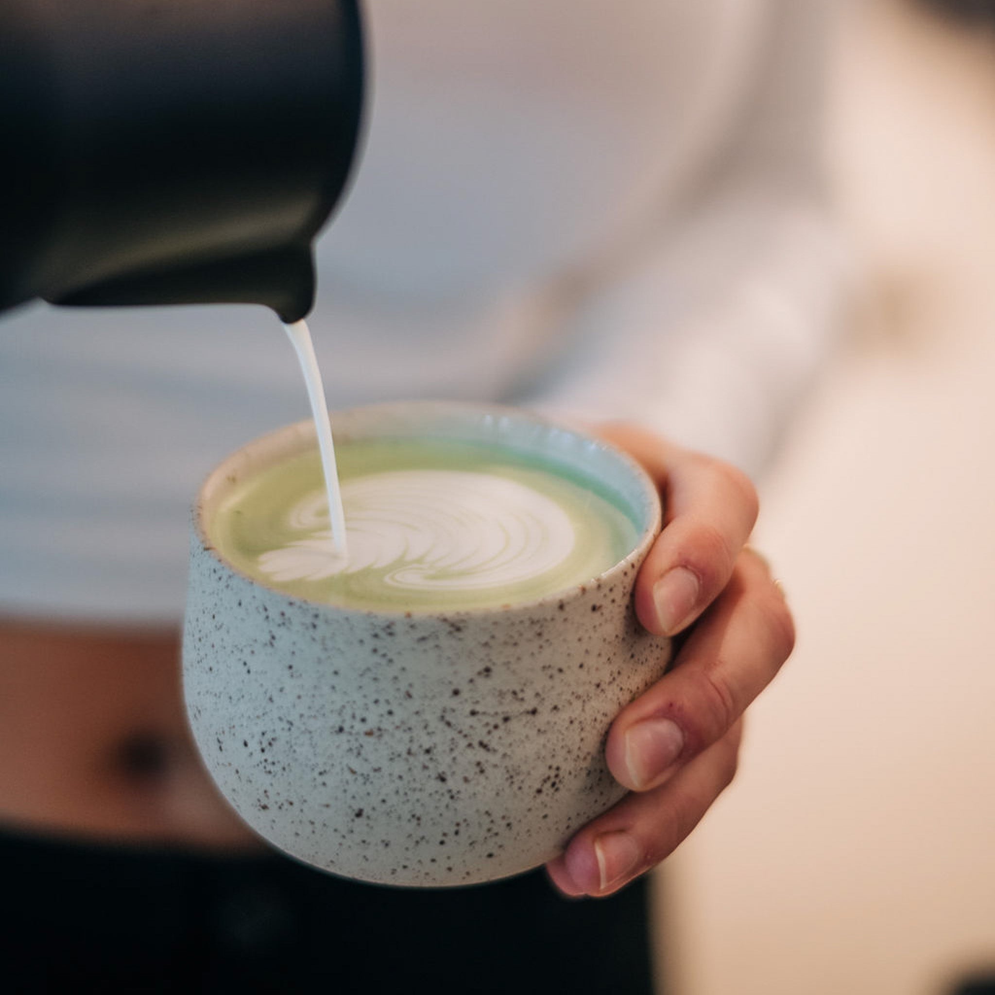OCHA mit Spots | handgemachte Teetasse (Matcha) - Mura Mura Ceramics