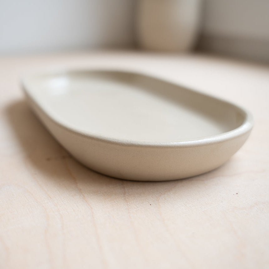 SARA Servierplatte beige | handgemachter Teller - Mura Mura Ceramics