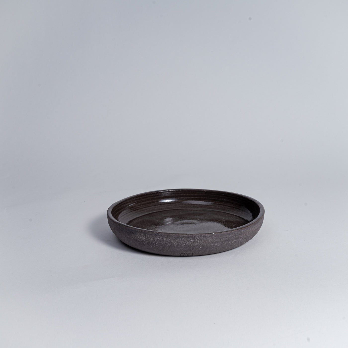 SARA groß grau/schwarz | handgemachter Teller - Mura Mura Ceramics