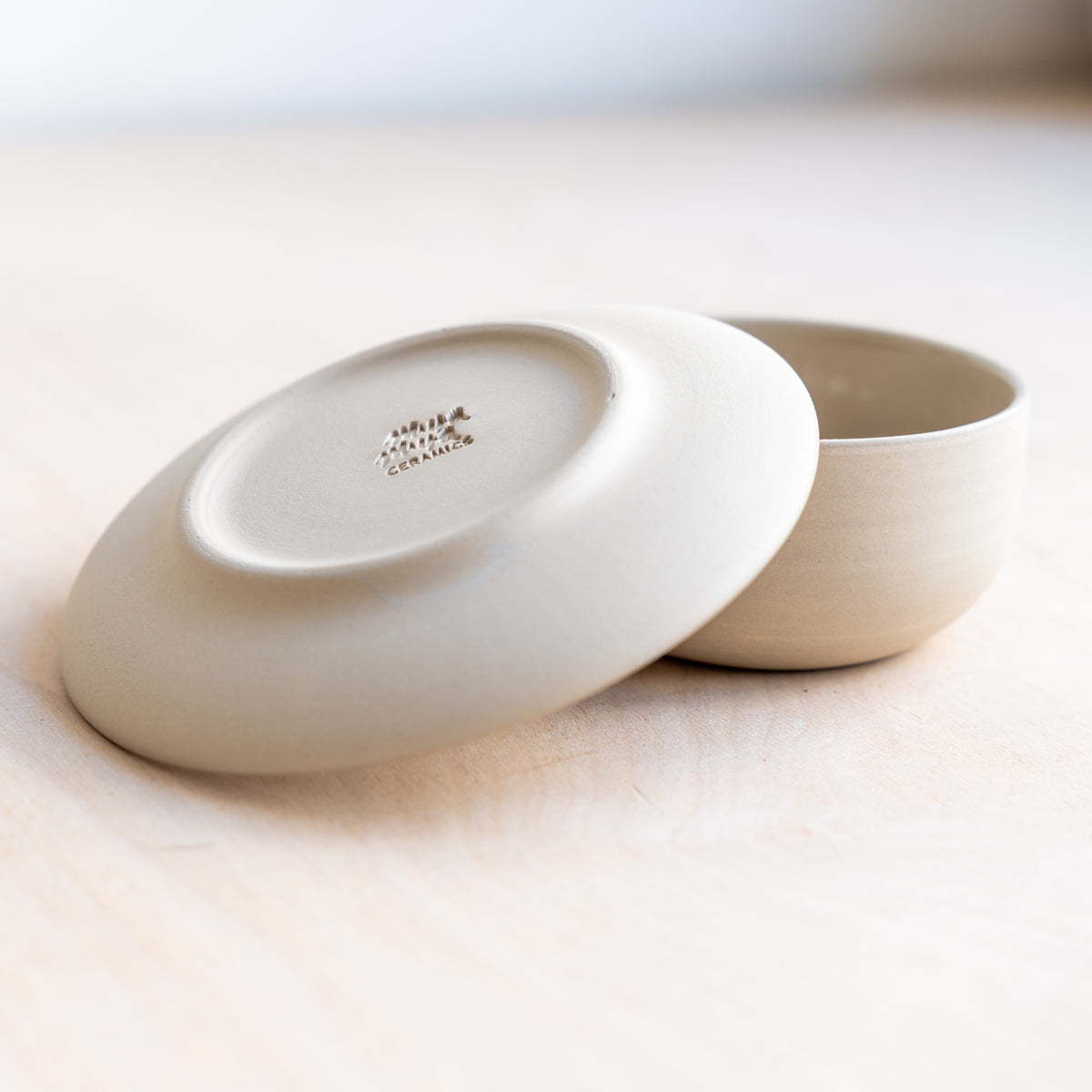UKEZARA Unterteller beige - unglasierte Unterseite mit Mura Mura Stempel