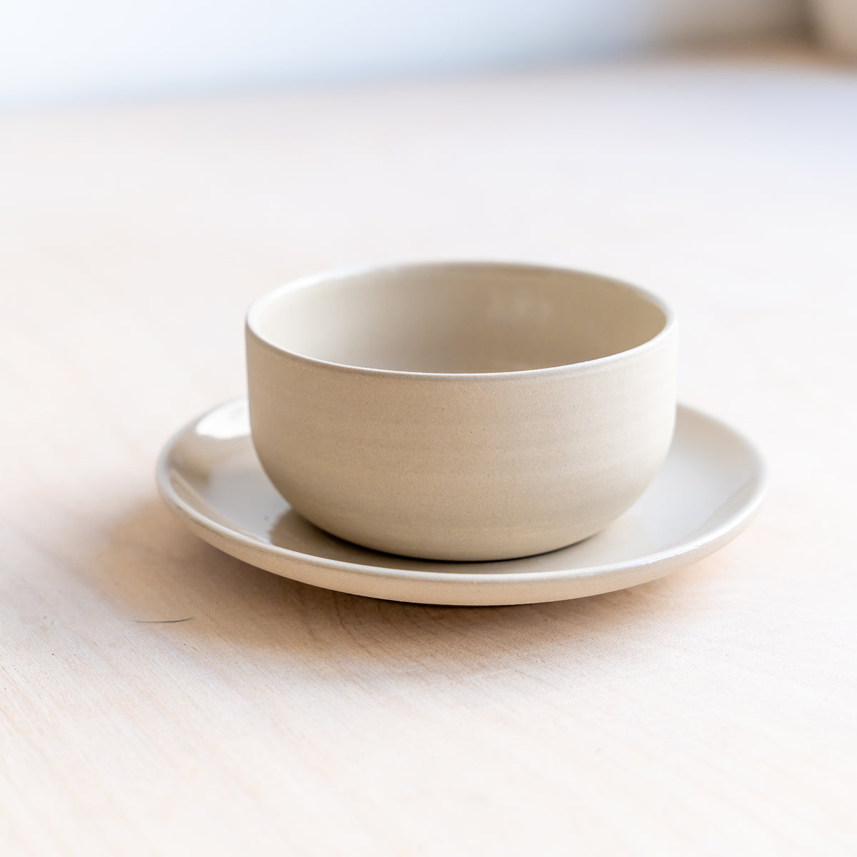 KUMO Cappuccino Tasse auf UKEZARA Unterteller beige - Mura Mura Ceramics