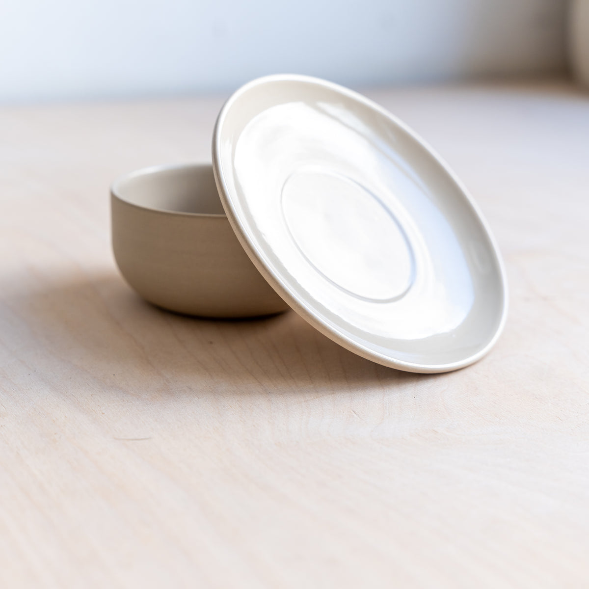 UKEZARA Unterteller und KUMO Tasse beige - handgemachte Keramik aus Deutschland