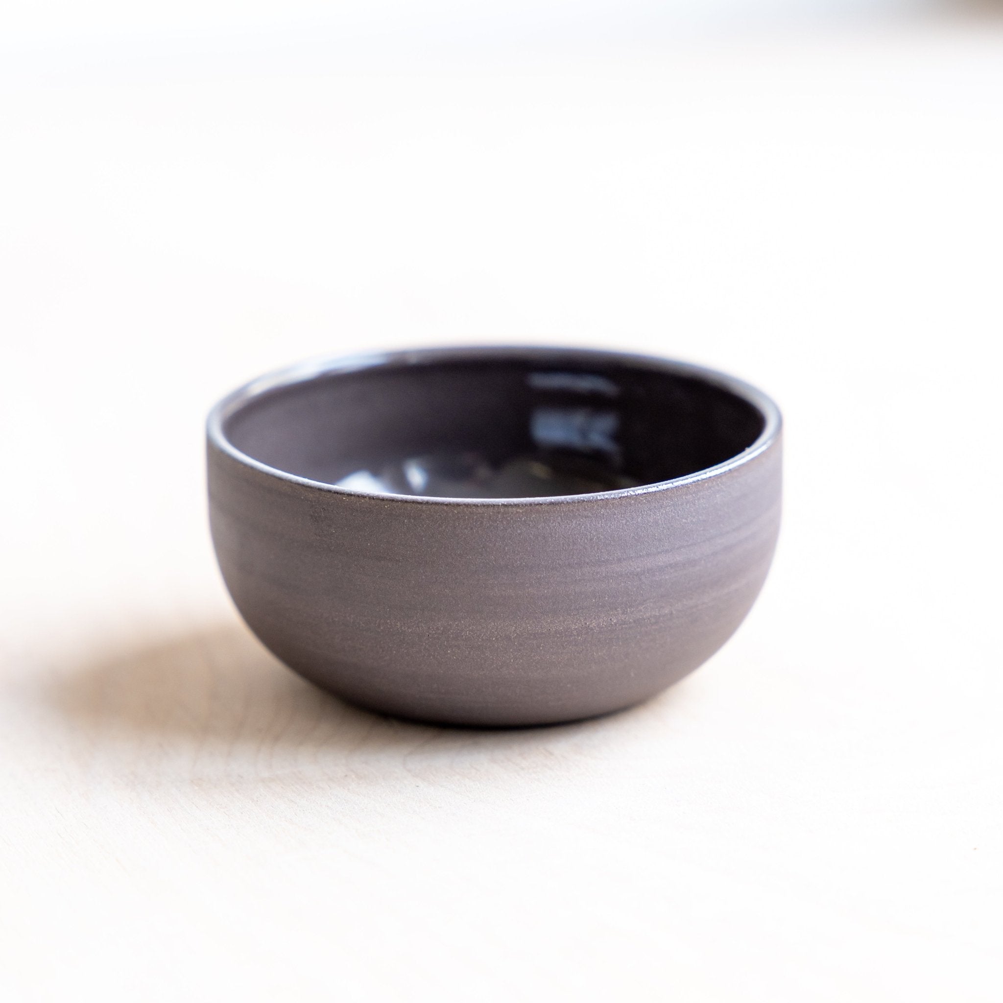 KUMO Flat White Tasse grau/schwarz - Mura Mura Ceramics