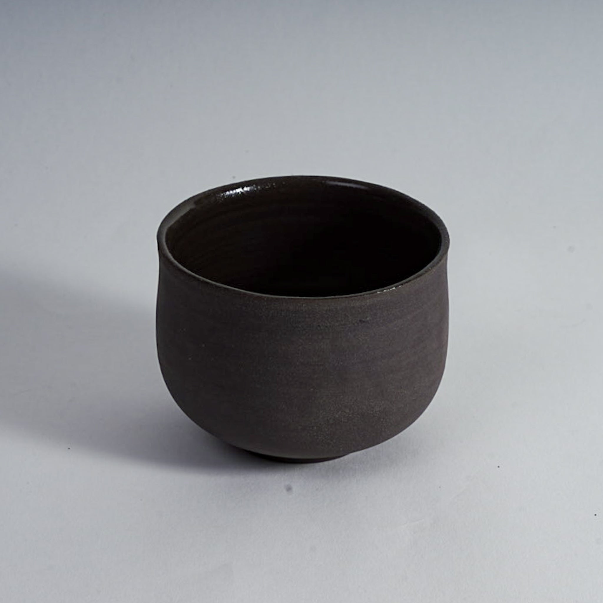 OCHA grau/schwarz | handgemachte Teetasse (Matcha) - Mura Mura Ceramics