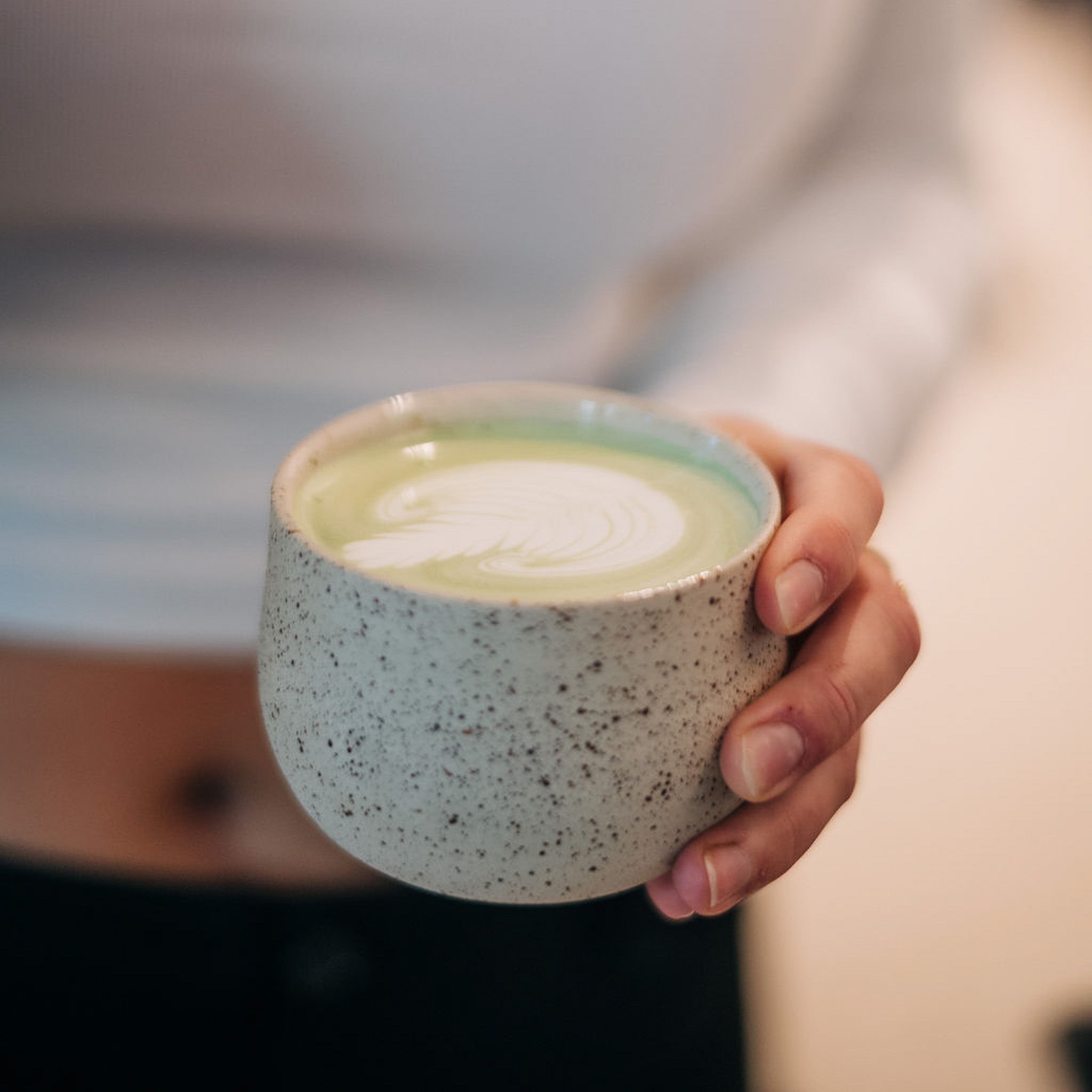OCHA mit Spots | handgemachte Teetasse (Matcha) - Mura Mura Ceramics
