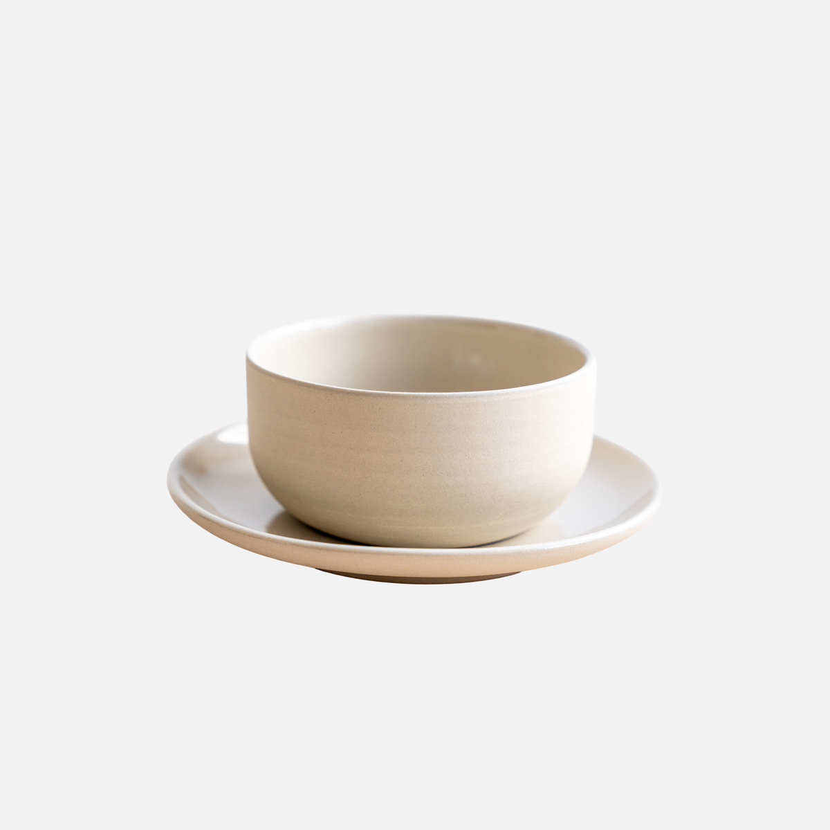 UKEZARA Unterteller beige mit KUMO Cappuccino Tasse - handgemachter Unterteller - Mura Mura Ceramics